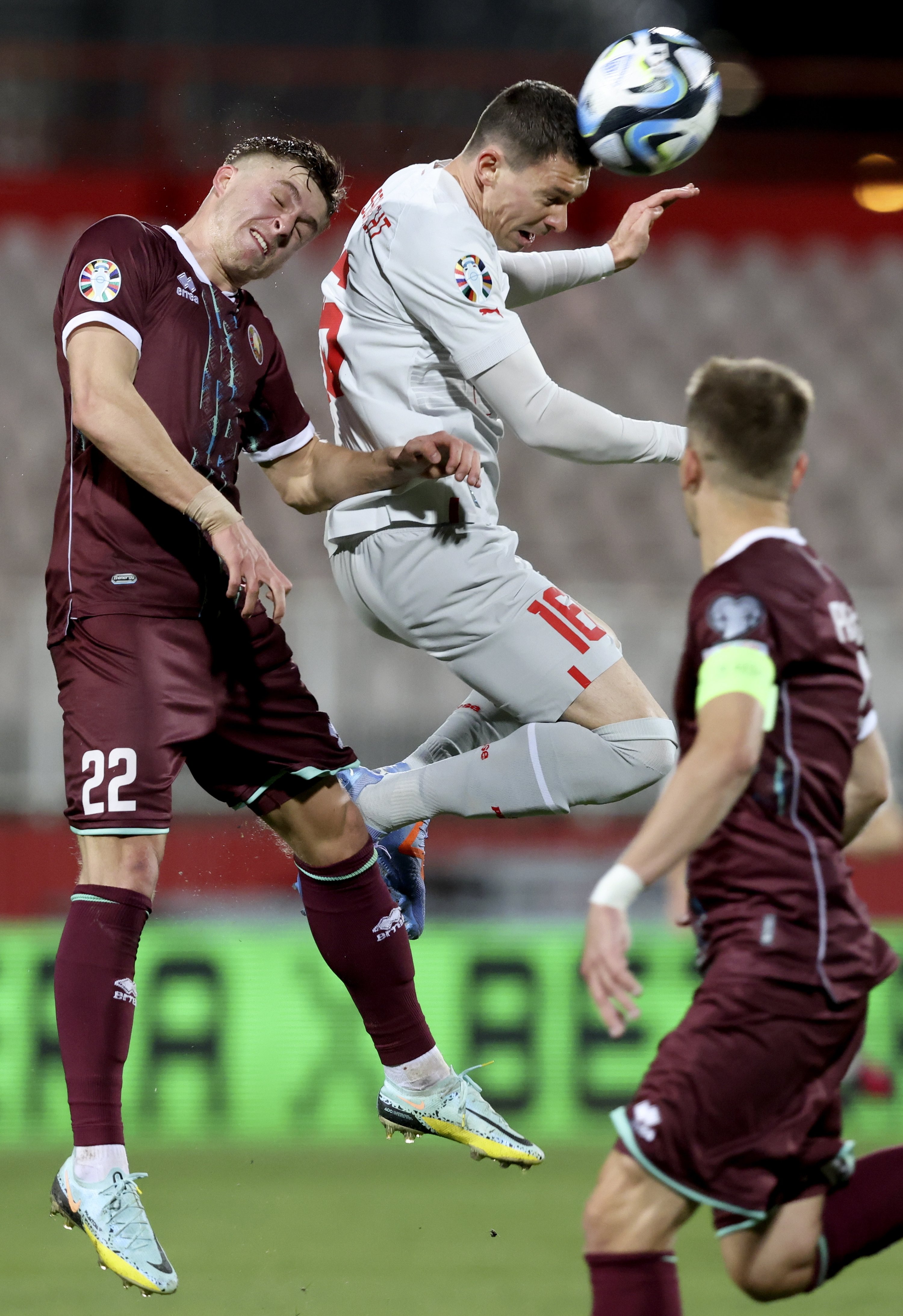 Christian Fassnacht Swiss (Tengah) beraksi melawan pemain Belarusia Vladislav Malkevich (Kiri) selama kualifikasi UEFA Euro 2024, Novi Sad, Serbia, 25 Maret 2023. (Foto EPA)