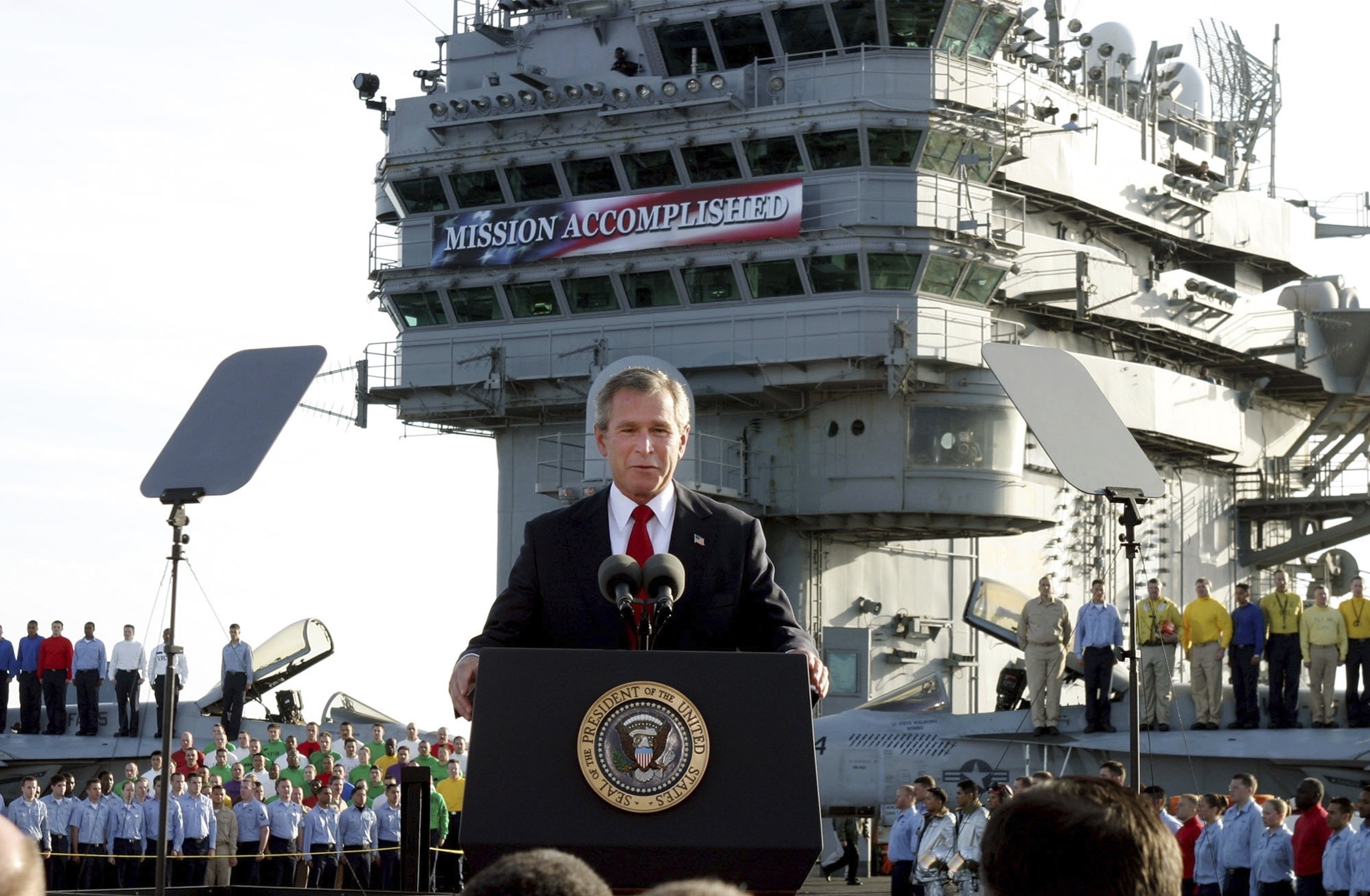 Presiden George W. Bush berbicara di atas kapal induk USS Abraham Lincoln di lepas pantai California, AS, 1 Mei 2003. (Foto AP)