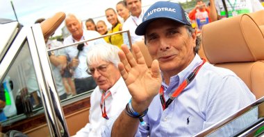 Former F1 driver Nelson Piquet of Brazil (R) and F1 boss Bernie Ecclestone at the Hungarian GP, Budapest, Hungary, July 26, 2015. (Reuters Photo)