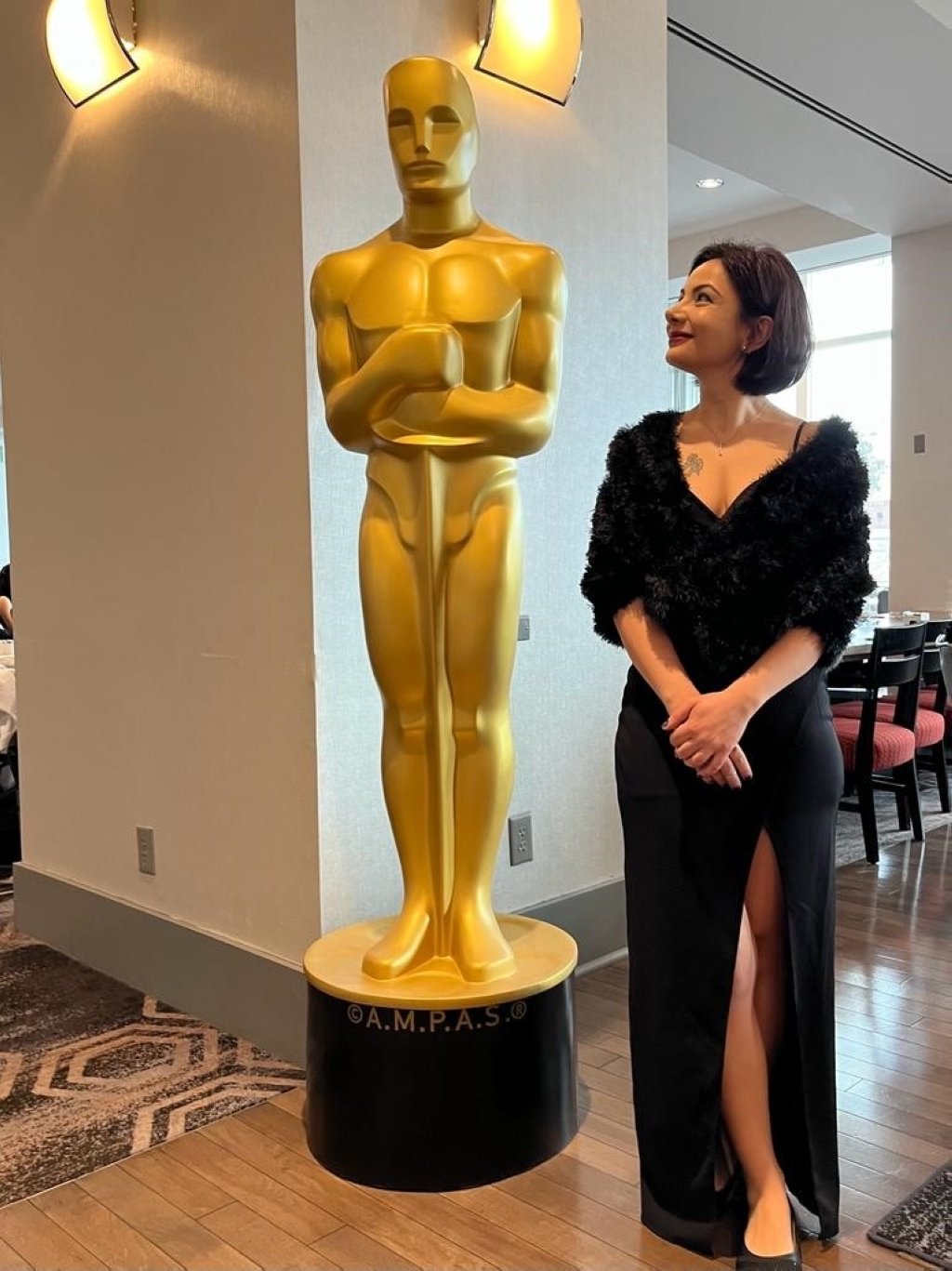 Perancang latar Merve Çaydere berpose di acara Academy Awards ke-95, AS, 22 Maret 2023. (Foto IHA)