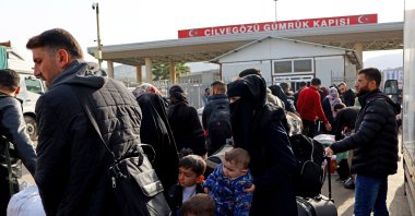 Syrians, who were residing in the southern Hatay province, wait to cross the Turkish-Syrian border at the Cilvegözü border gate, Türkiye, March 3, 2023. (EPA Photo)