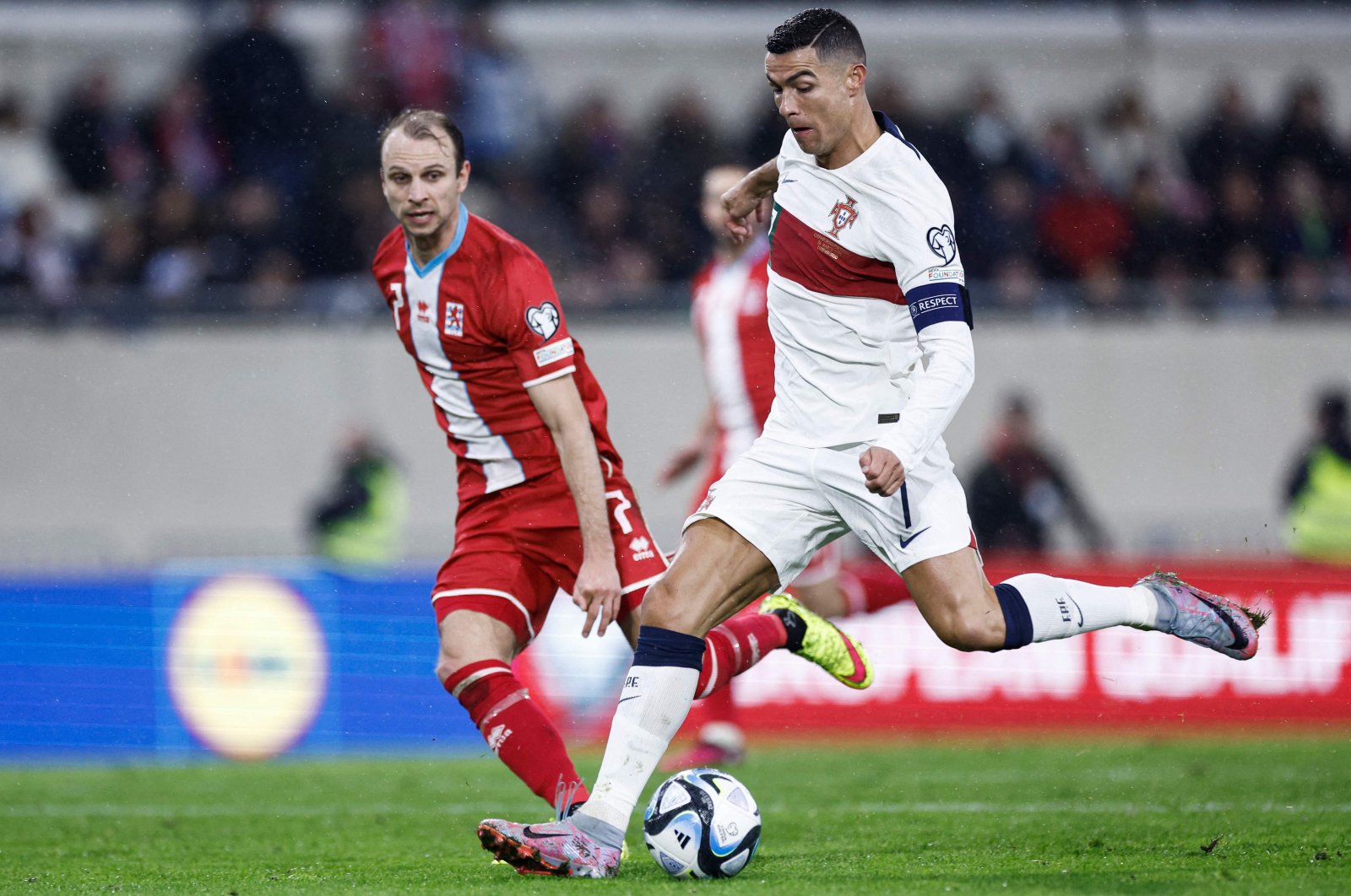 Ronaldo mengalahkan Luksemburg dengan dua gol, menambah jumlah menjadi 122