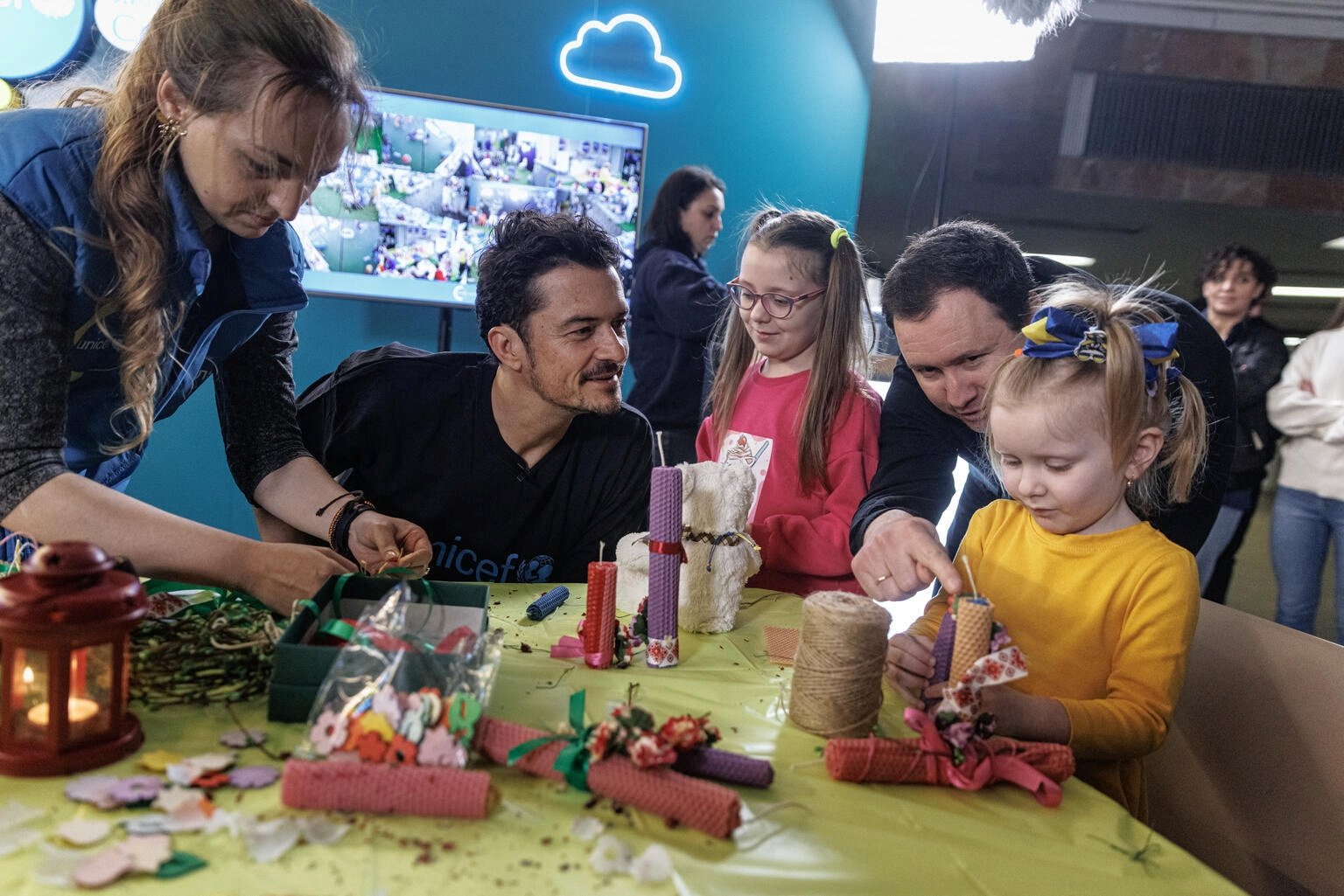 Aktor dan Duta Niat Baik UNICEF Orlando Bloom bermain dengan Alisa, 3, dan saudara perempuannya Milana, 8, di UNICEF Spilno Child Spot di stasiun metro di Kyiv, Ukraina, 25 Maret 2023. (Foto Reuters)