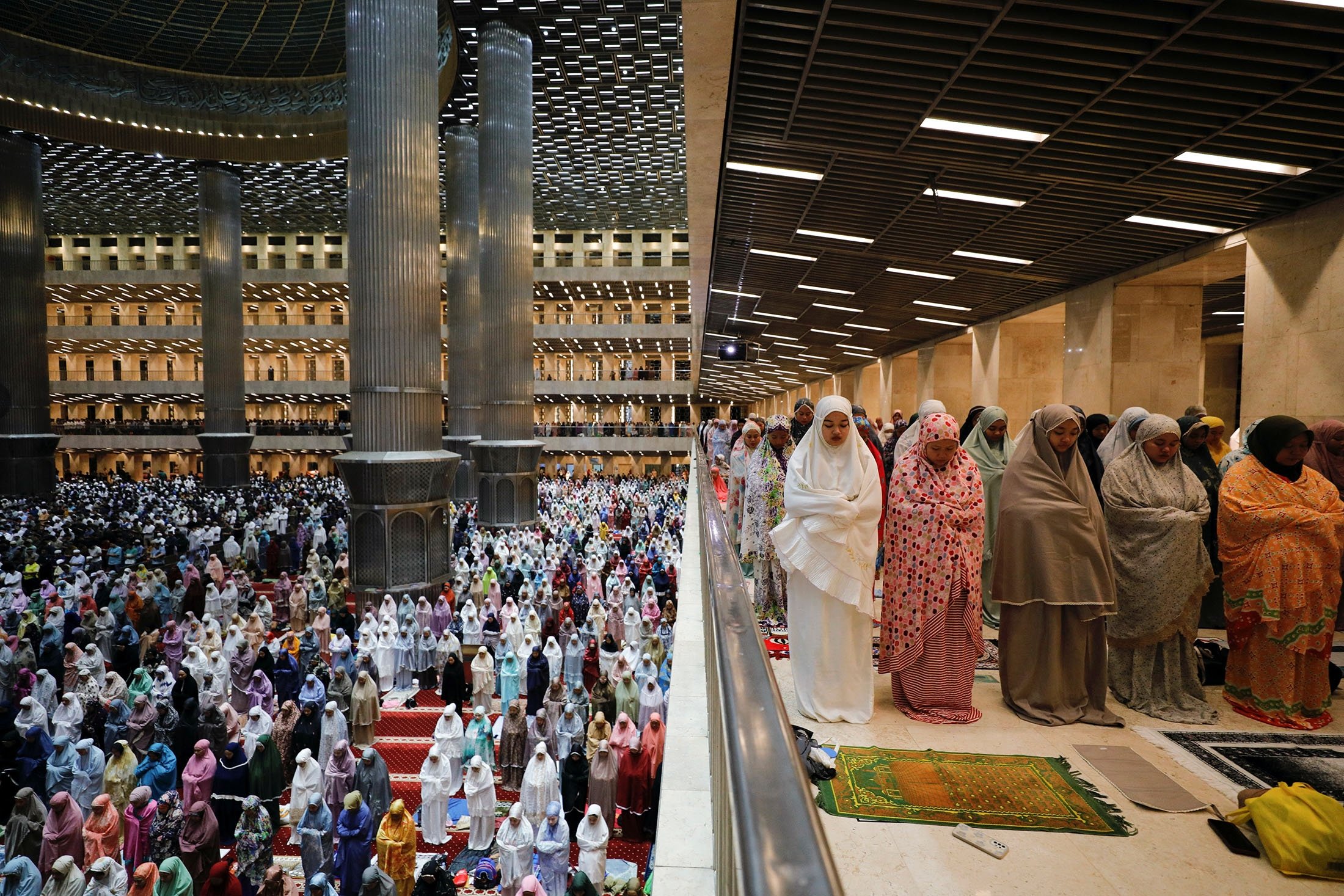 Muslimah mengikuti salat berjamaah pada malam pertama bulan suci Ramadhan di Masjid Agung Istiqlal di Jakarta, Indonesia, 22 Maret 2023. (Foto Reuters)