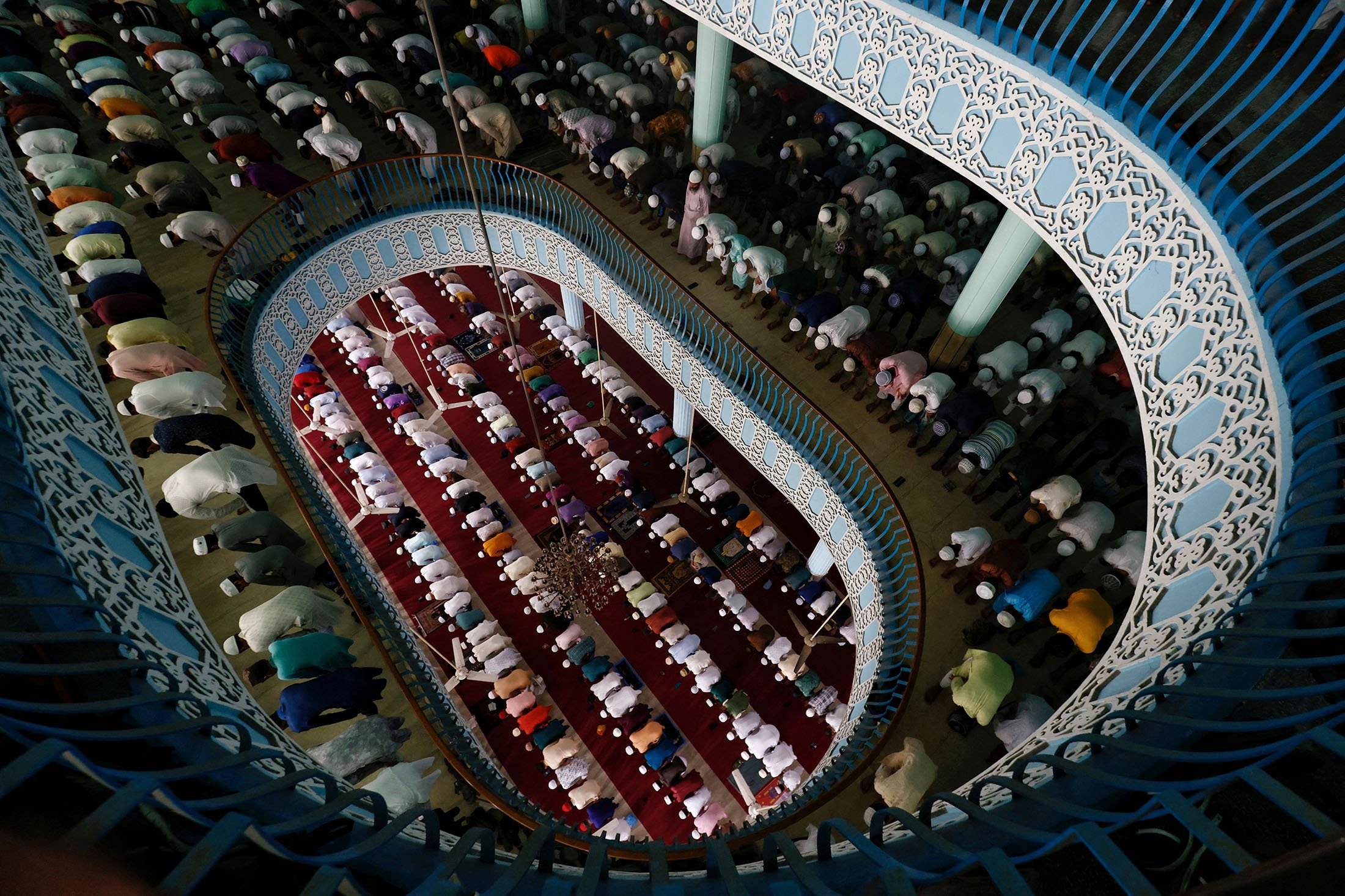 Umat ​​Islam mengikuti salat Jumat pada Jumat pertama Ramadhan di Masjid Nasional Baitul Mukarram di Dhaka, Bangladesh, 24 Maret 2023. (Foto Reuters)