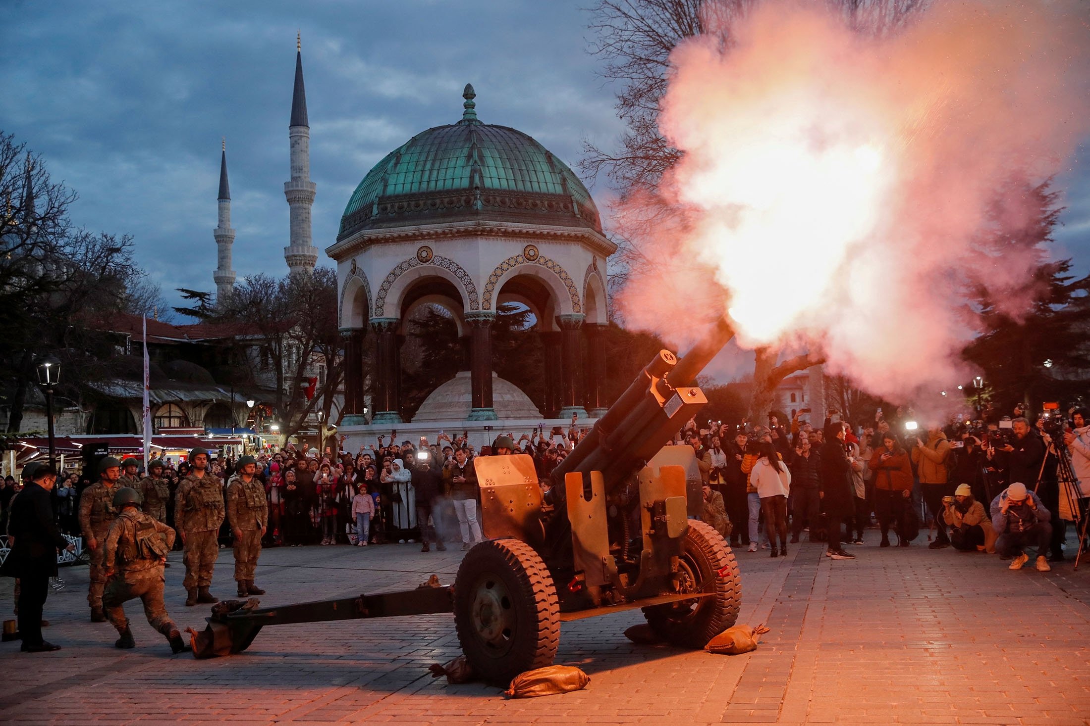 Tentara Turki menembakkan meriam untuk menandai berakhirnya puasa pada hari pertama Ramadan di Lapangan Sultanahmet di Istanbul, Türkiye, 23 Maret 2023. (Foto Reuters)