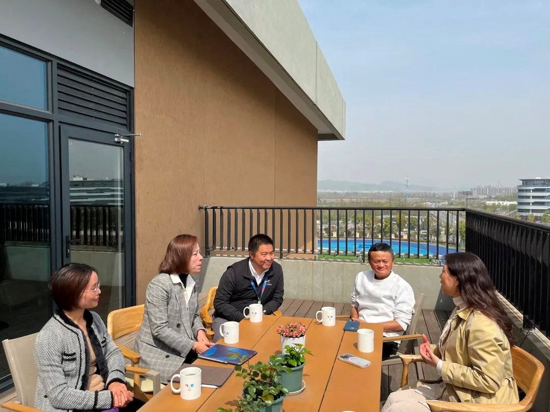 Pendiri Alibaba Jack Ma mengunjungi Sekolah Yungu Hangzhou di Hangzhou, provinsi Zhejiang, Tiongkok, 27 Maret 2023. (Foto Reuters)