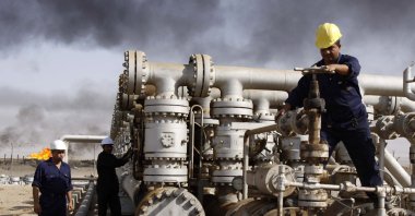 Iraqi laborers work at the Rumaila oil refinery in Zubair near the city of Basra, Iraq, Dec. 13, 2009. (AP File Photo)