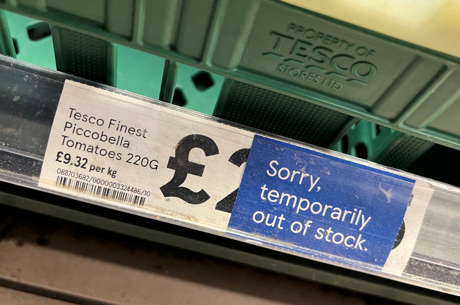 Empty tomato section is seen on shelves at Tesco supermarket in London, Britain, Feb. 21, 2023. (Reuters Photo)