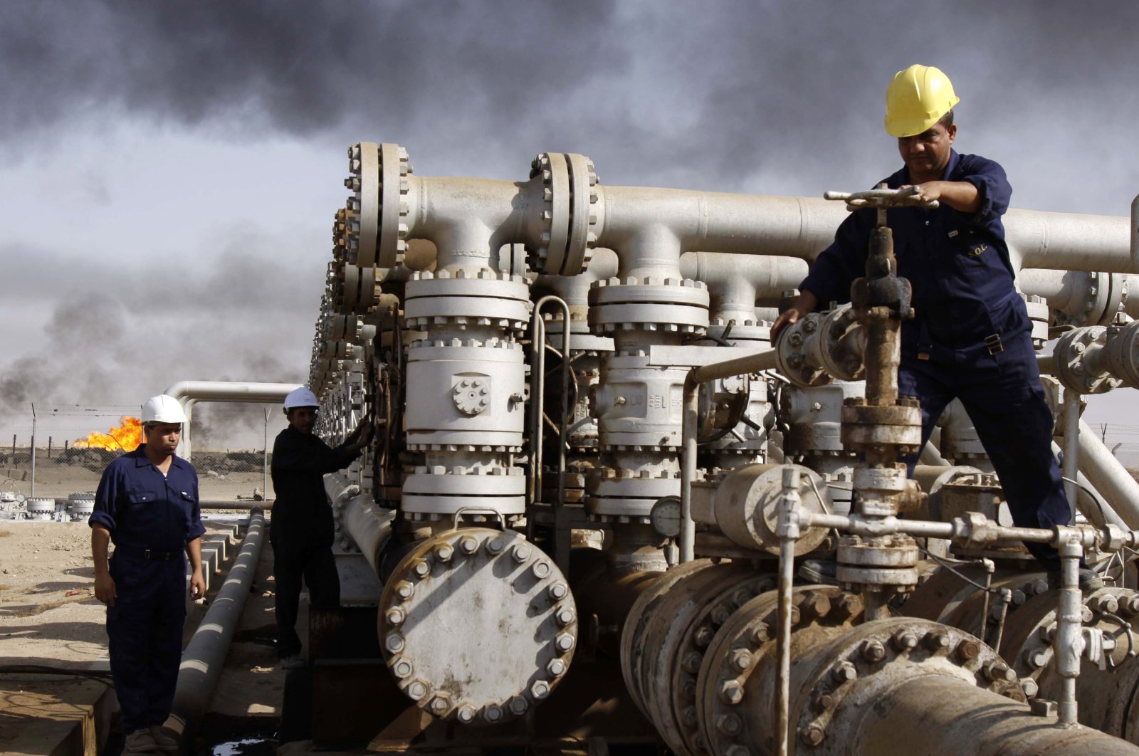 Iraqi laborers work at the Rumaila oil refinery in Zubair near the city of Basra, Iraq, Dec. 13, 2009. (AP File Photo)