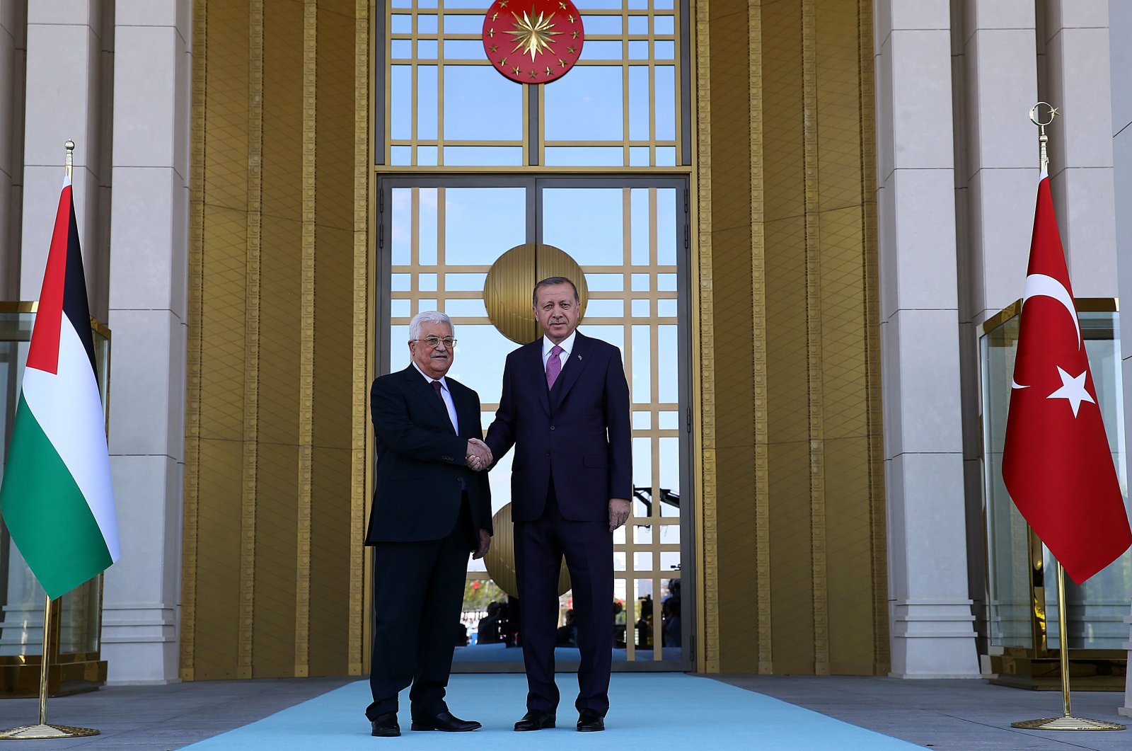 President Recep Tayyip Erdoğan (R) and his Palestinian counterpart Mahmoud Abbas (L) shake hands at the Presidential Complex in Ankara, Aug. 28, 2017. (Sabah File Photo)