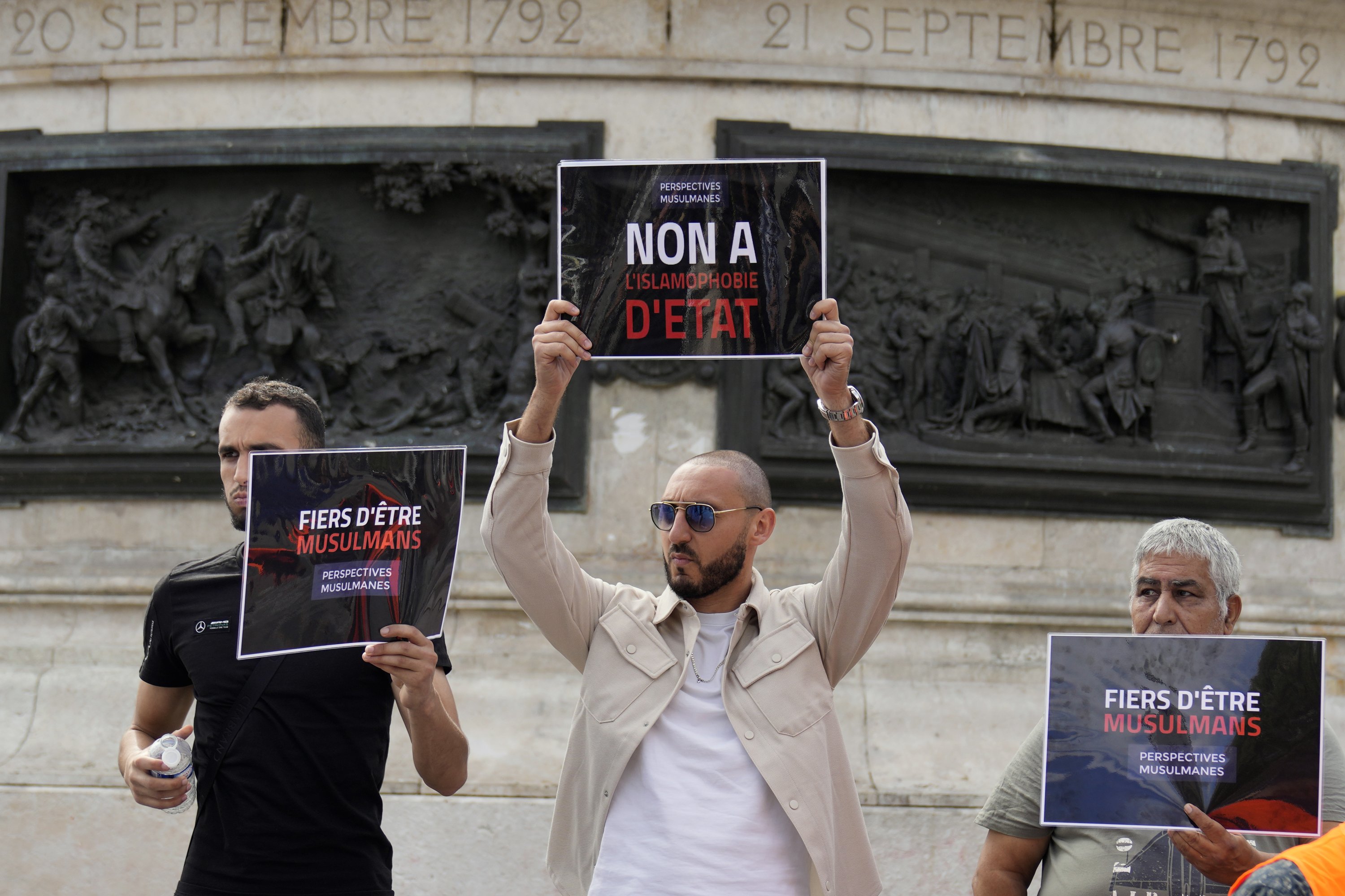 Pengunjuk rasa memegang plakat bertuliskan 'Bangga menjadi Muslim' dan 'Tidak untuk menyatakan Islamofobia' selama pertemuan di Paris, Prancis, 3 September 2022. (Foto AP)
