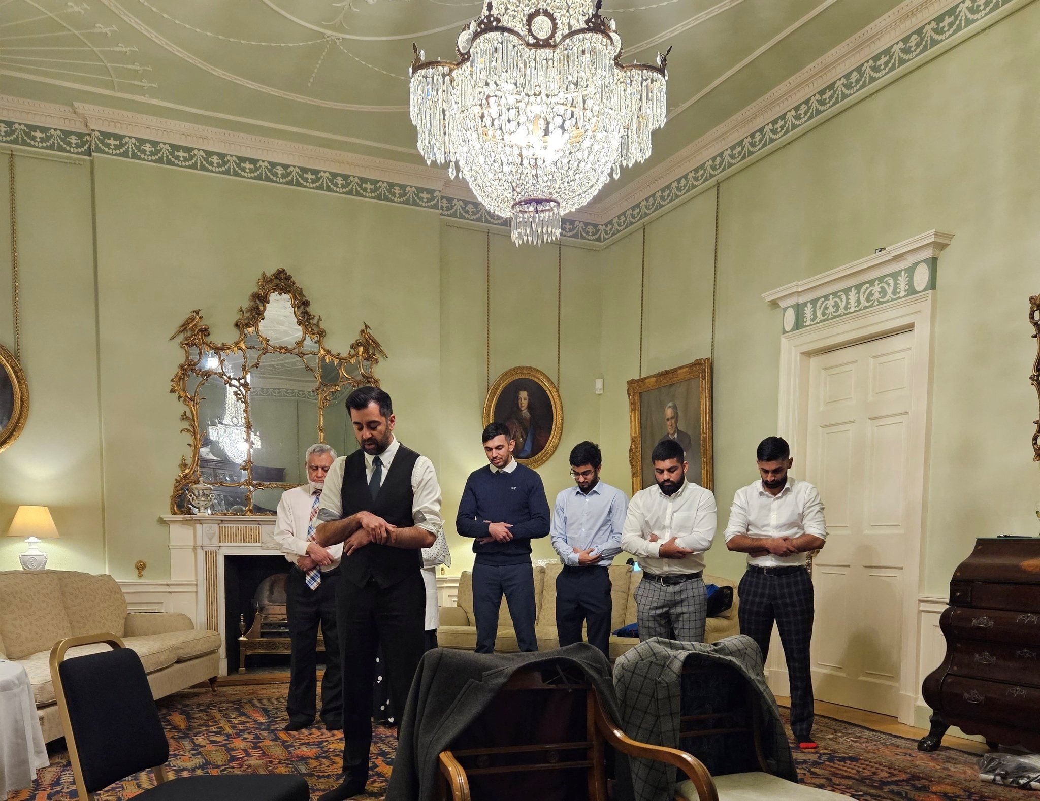 Menteri Pertama Skotlandia yang baru dikonfirmasi Humza Yousaf memimpin keluarganya dalam doa Muslim pada malam pertama mereka di Bute House setelah buka puasa bersama selama Ramadhan, Edinburgh, Skotlandia, 28 Maret 2023. (Foto Reuters)
