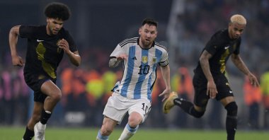 Argentina's forward Lionel Messi (C) vies for the ball with Curacao's defender Roshon van Eijma (L) during the friendly football match at the Madre de Ciudades stadium, Santiago del Estero, Argentina, March 28, 2023. (AFP Photo)