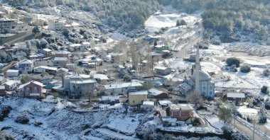 High-altitude neighborhoods of Bornova and Ödemiş turned white due to insense night snowfall, Izmir, western Türkiye, March 29, 2023. (IHA Photo)