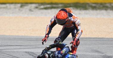 Honda Spanish rider Marc Marquez (R) checks on Aprilia Portuguese rider Miguel Oliveira after crashing during the MotoGP race of the Portuguese Grand Prix at the Algarve International Circuit, Portimao, Portugal, March 26, 2023. (AFP Photo)
