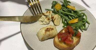 Memphis Meats CEO Uma Valeti shows chicken his company produced in a laboratory from chicken cells in Emeryville, Calif. April 11, 2019. (AP File Photo)