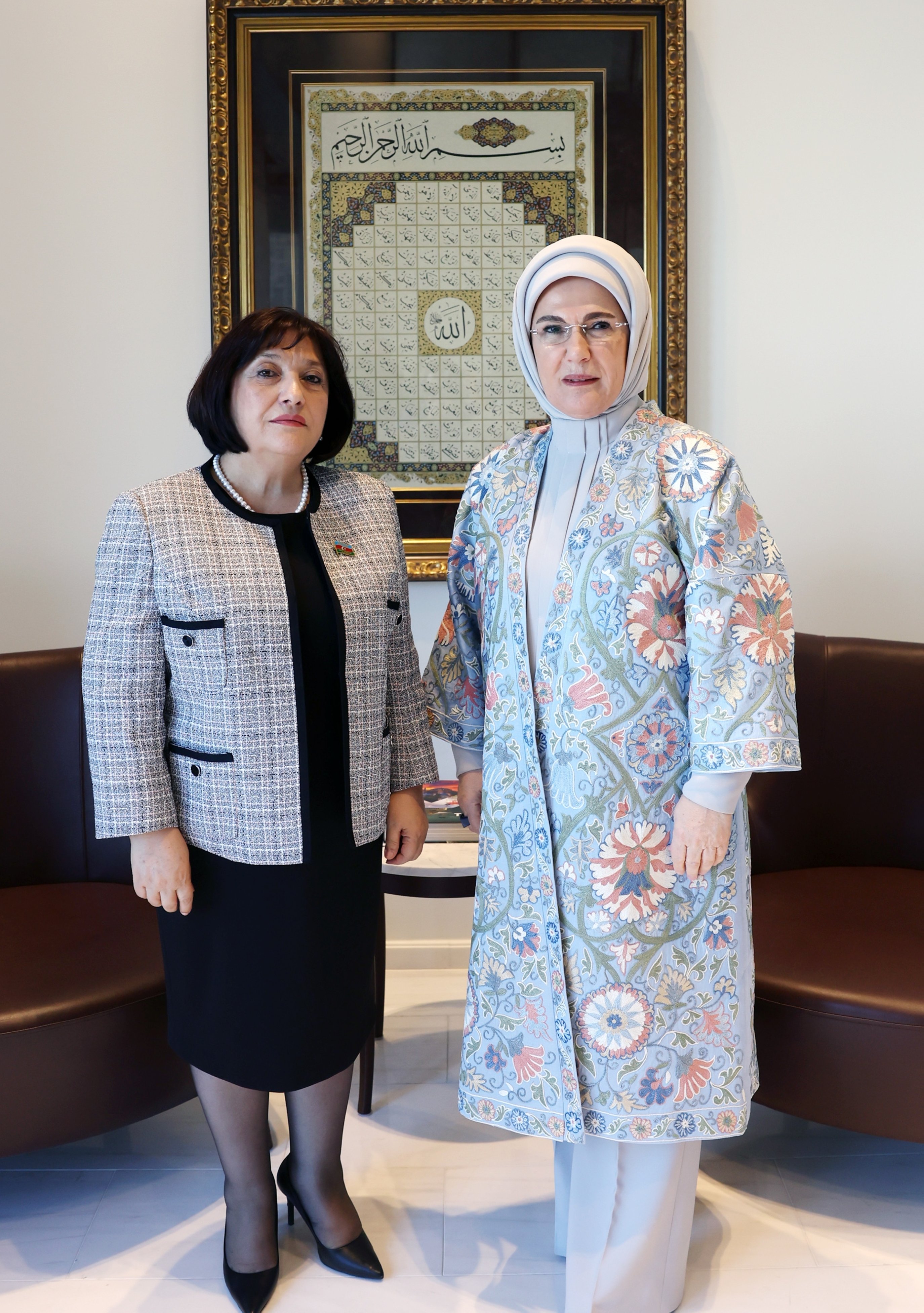 Ibu Negara Emine Erdoğan (kanan) bersama Presiden Majelis Nasional Azerbaijan Sahibe Gafarova, New York, AS, 30 Maret 2023. (Foto AA)