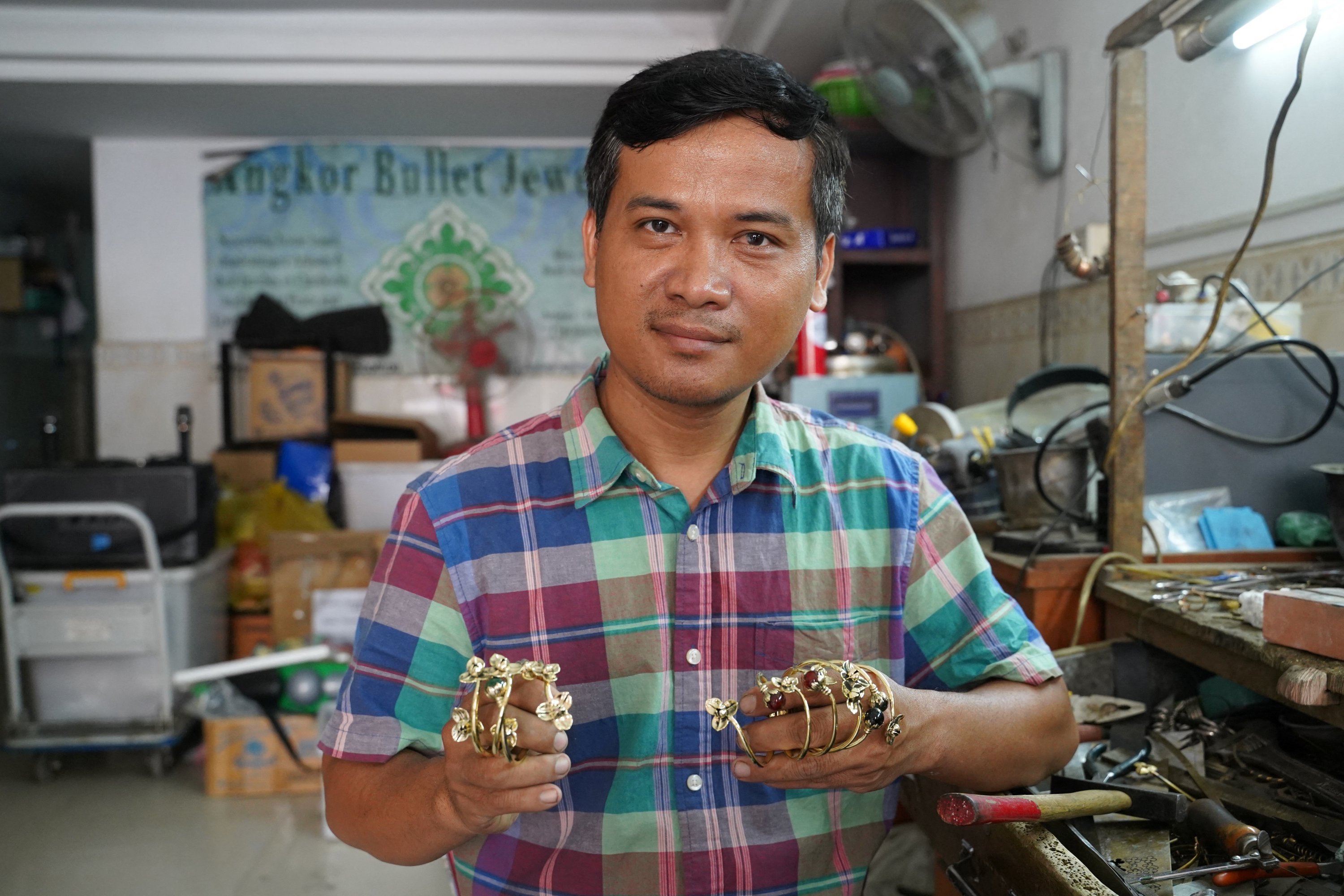 Thoeun Chantha berpose di bengkel Angkor Bullet Jewelry di Phnom Penh, Kamboja, 29 Maret 2023. (Foto Reuters)