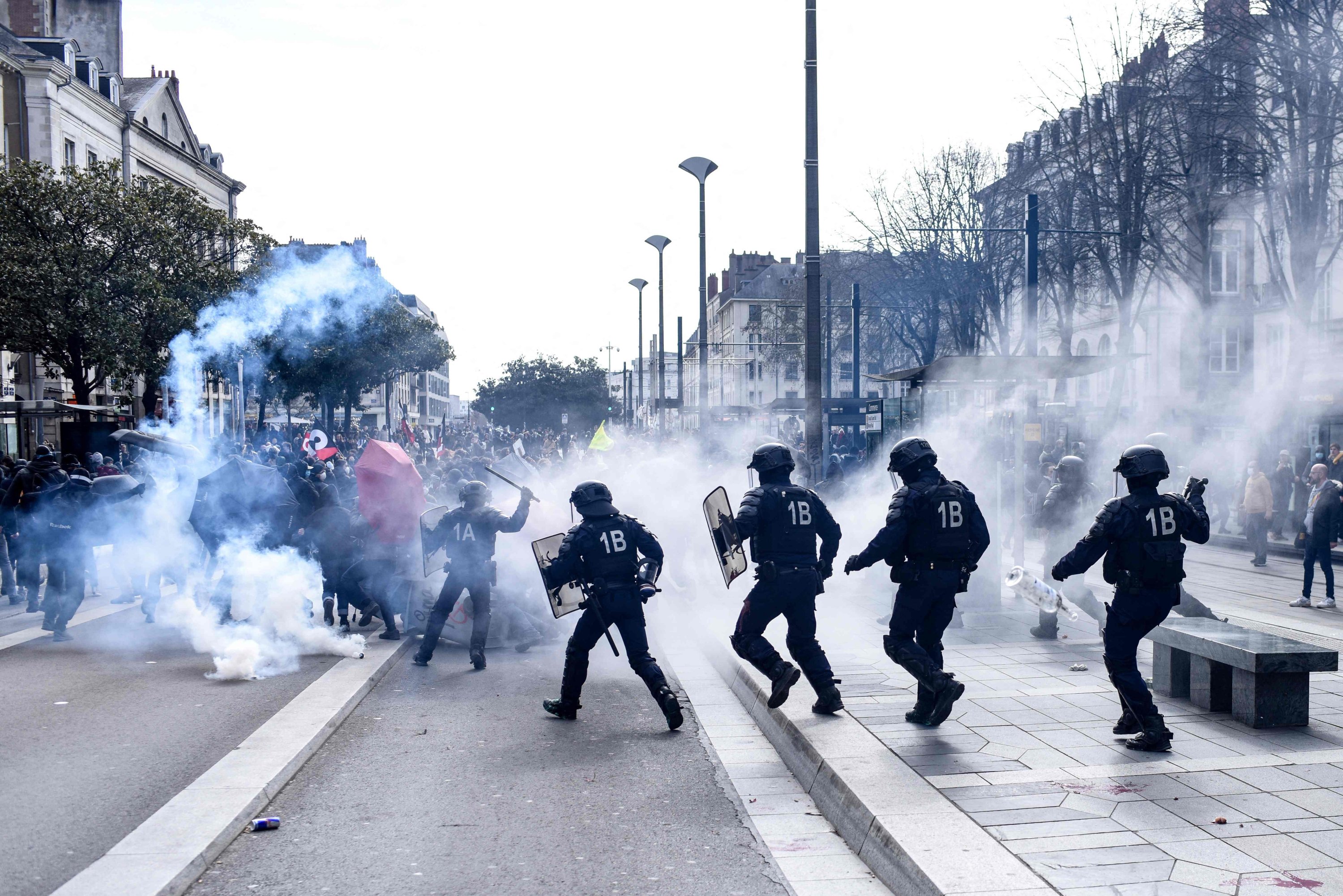 Polisi anti huru hara menyerang pengunjuk rasa selama bentrokan di sela-sela demonstrasi selama hari pemogokan dan protes nasional yang diminta oleh serikat pekerja atas usulan reformasi pensiun pemerintah, di Nantes, Prancis barat, 7 Maret 2023. (AFP Photo)