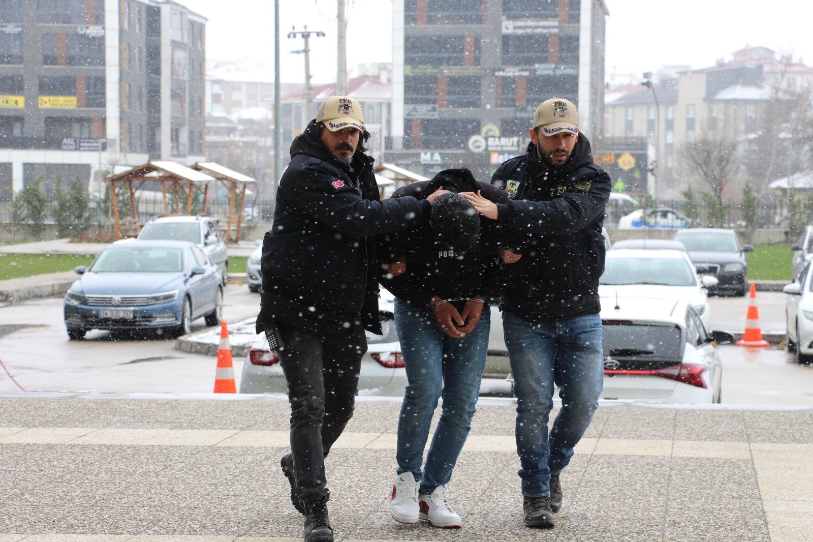 Police officers escort a Syrian national identified by his initials K.B. to the courthouse after his arrest for suspected links to the Daesh terror group, northwestern Bolu province, Türkiye, March 30, 2023. (DHA Photo)