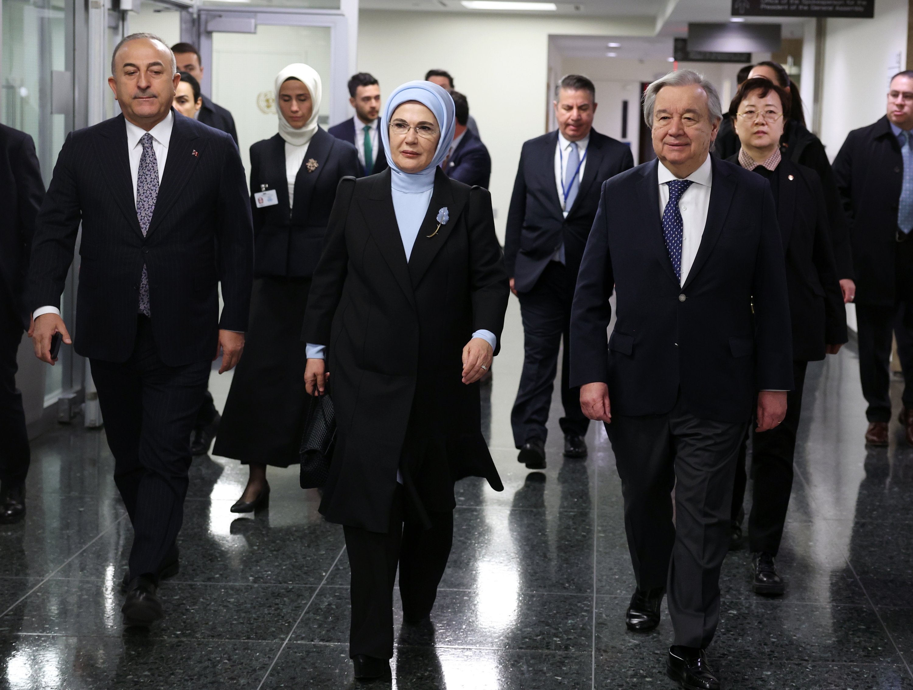 Ibu Negara Türkiye Emine Erdoğan (tengah), didampingi Menteri Luar Negeri Mevlüt Çavuşoğlu (kiri), bertemu dengan Sekretaris Jenderal PBB Antonio Guterres, di New York, AS, 30 Maret 2022. (Foto AA)