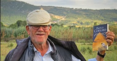 World-famous author Paulo Coelho shares a post featuring a Turkish shepherd holding his bestselling book &quot;The Alchemist.&quot; (DHA Photo)