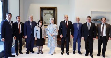 First Lady Emine Erdoğan (C), President of the Azerbaijan National Assembly, Sahibe Gafarova (4th R), Foreign Minister Mevlüt Çavuşoğlu (4th L) and dignitaries, New York, U.S., March 30, 2023. (AA Photo)