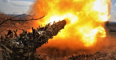 A Ukrainian T-72 tank fires at Russian positions on the front line near Bakhmut, March 26, 2023. (AFP Photo)