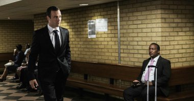South African Paralympian Oscar Pistorius (L) arrives at Pretoria High Court for a postponement hearing in his murder case, Pretoria, South Africa, April 18, 2016. (AFP Photo)