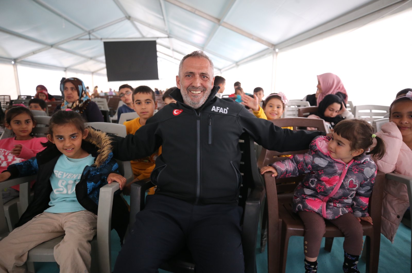 Seniman Turki mendirikan ‘tenda seni’ untuk anak-anak di zona gempa