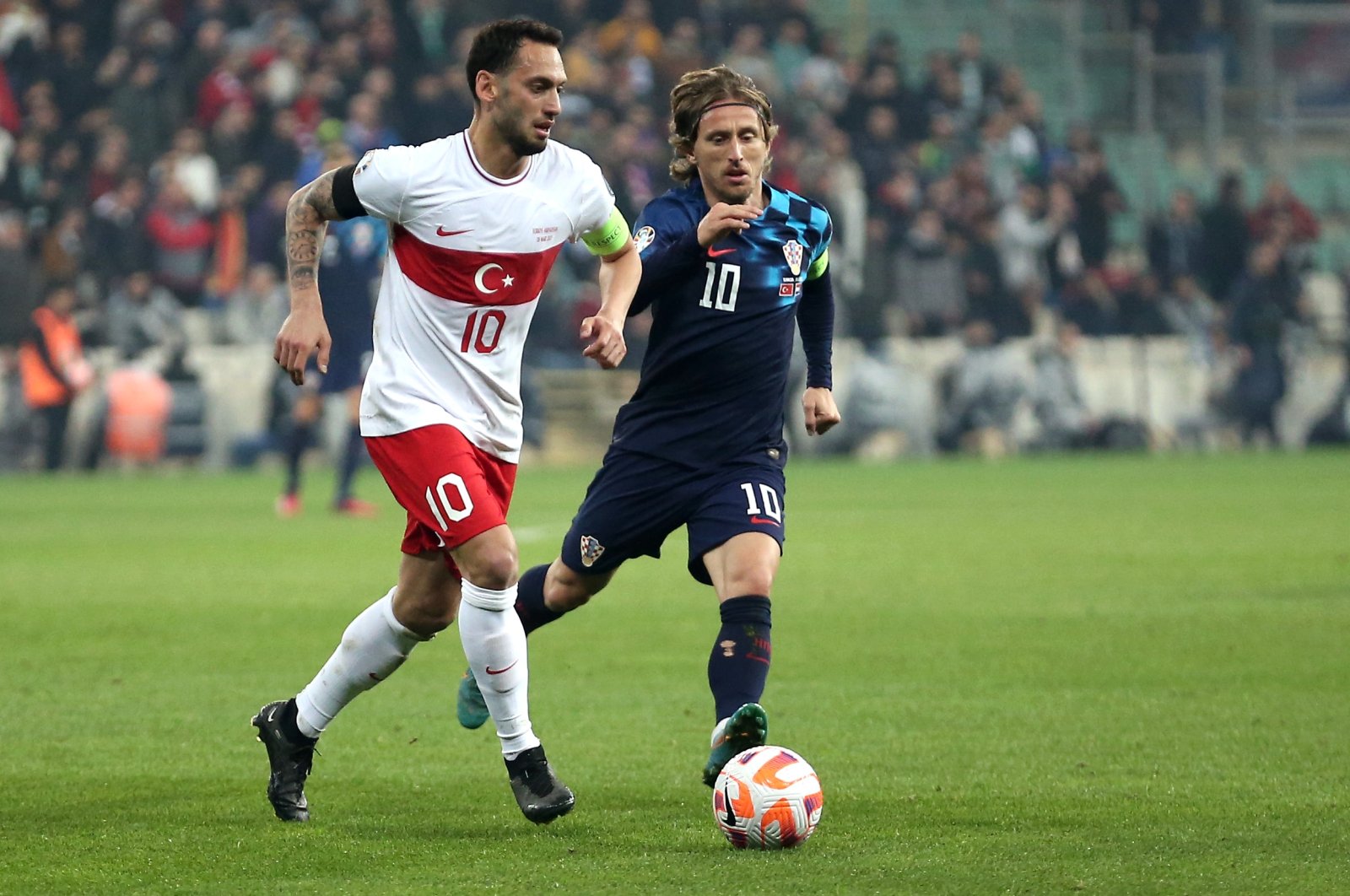 Türkiye&#039;s Hakan Çalhanoğlu (L) vies for the ball against Croatia&#039;s Luka Modric during Euro 2024 qualifiers match, Bursa, Türkiye, March 28, 2023. (AA Photo)