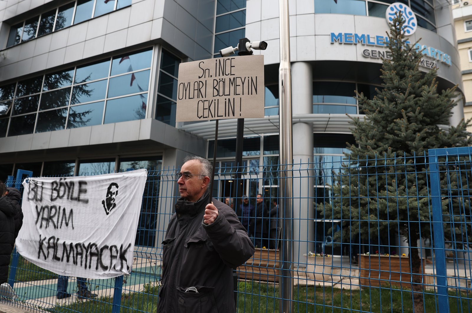 A man holding a placard saying &quot;Mr. Ince, don&#039;t divide the vote, withdraw&quot; stands outside Muharrem Ince&#039;s party headquarters in the capital Ankara, Türkiye, March 29, 2023. (AA Photo)