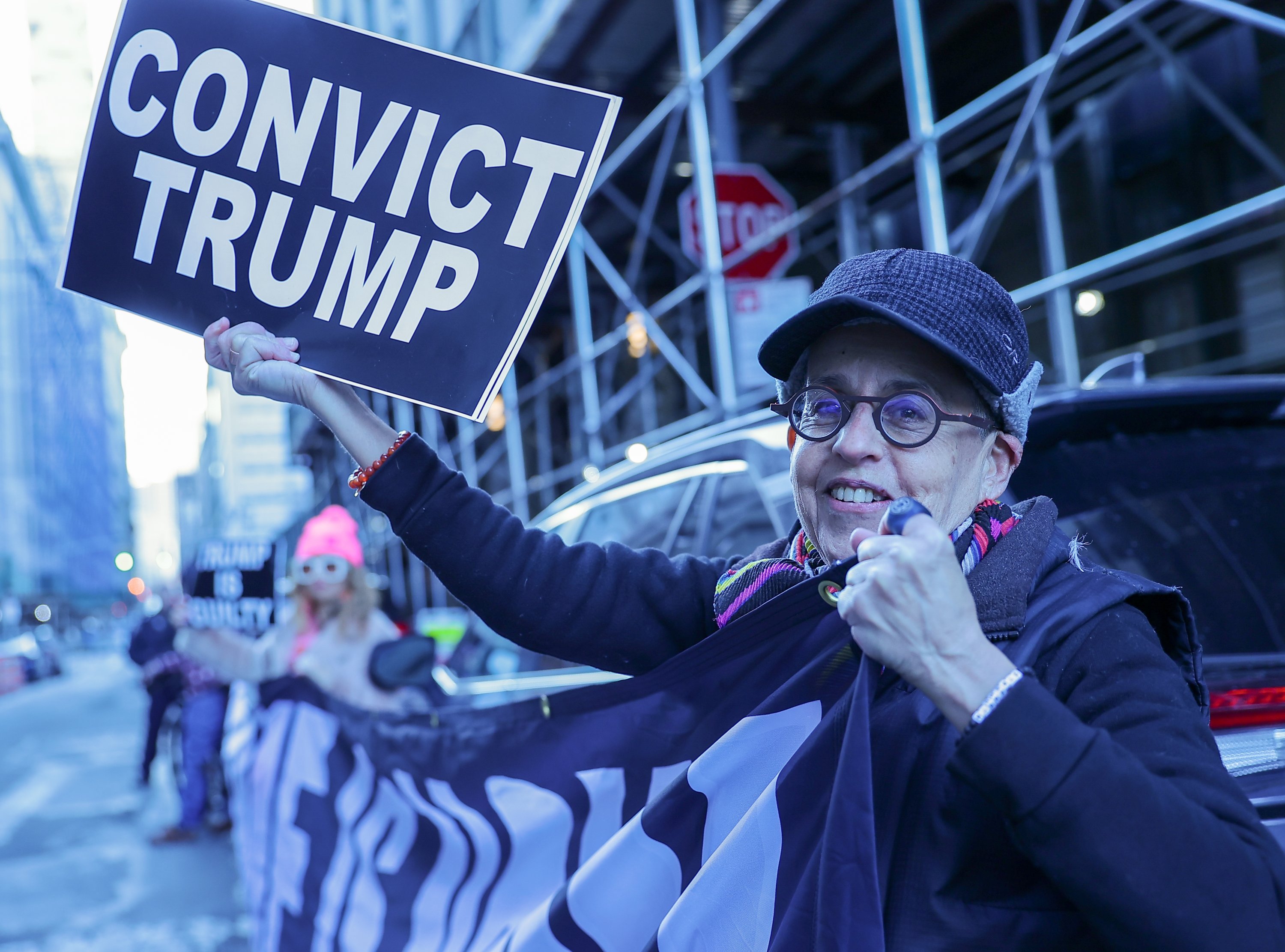 Demonstran anti-Trump memegang plakat di luar kantor Kejaksaan Negeri Manhattan Alvin Bragg, New York City, AS, 30 Maret 2023. (Foto AA)