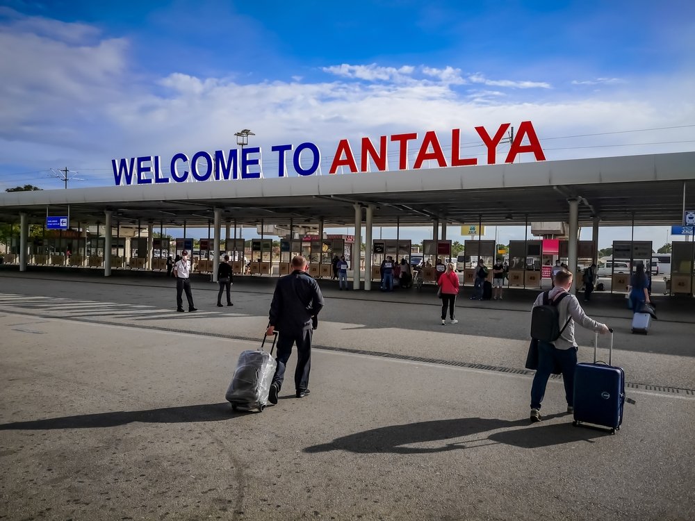 Tourists with suitcases walk towards the entrance of Antalya Airport, Antalya, Türkiye, Oct. 21, 2020. (Shutterstock Photo)