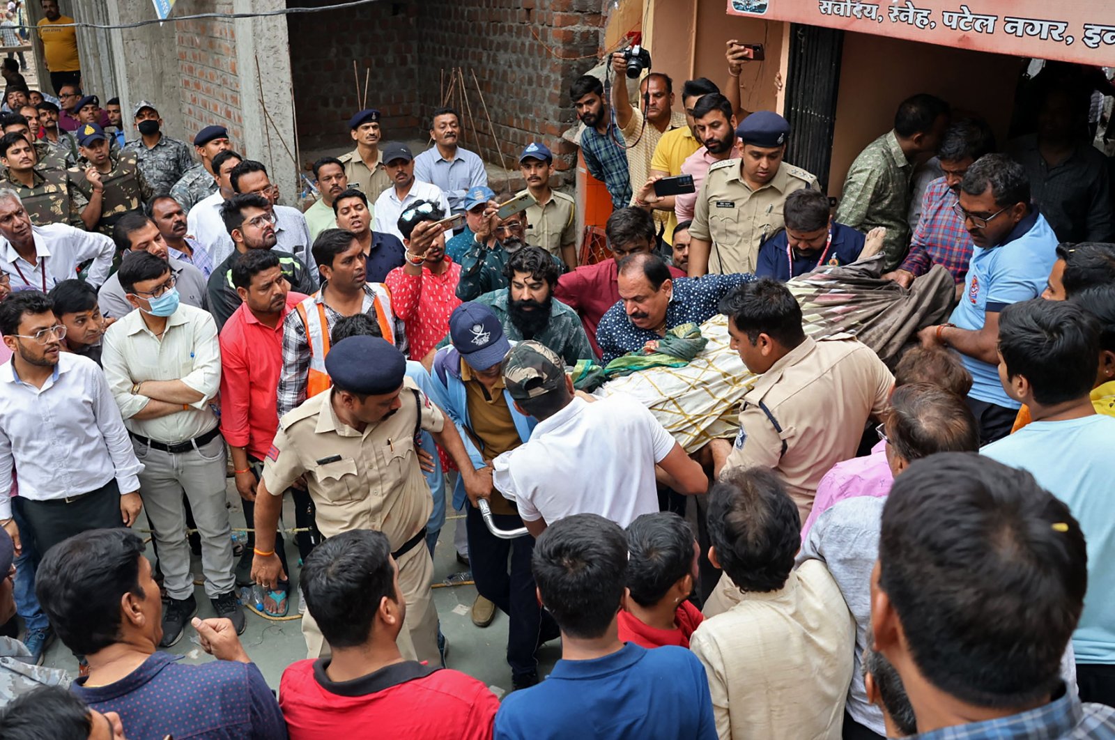 35 dipastikan tewas, 16 luka-luka saat kompleks kuil India runtuh