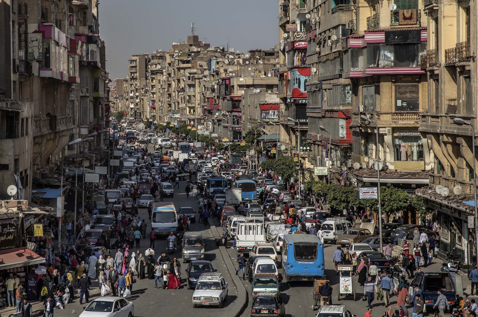 People crowd a street a few hours ahead of curfew in Cairo, Egypt, April 14, 2020. (AP Photo)