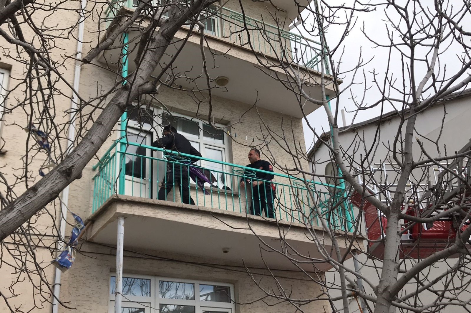 Police examine the scene outside the house where the homicide took place, in Elazığ, eastern Türkiye, March 31, 2023. (IHA Photo) 