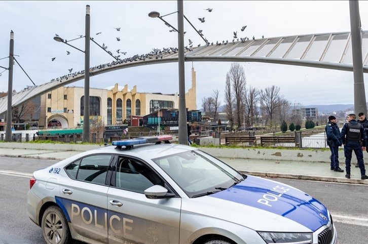 Serbia membakar mobil dengan pelat nomor Kosovar di N. Kosovo