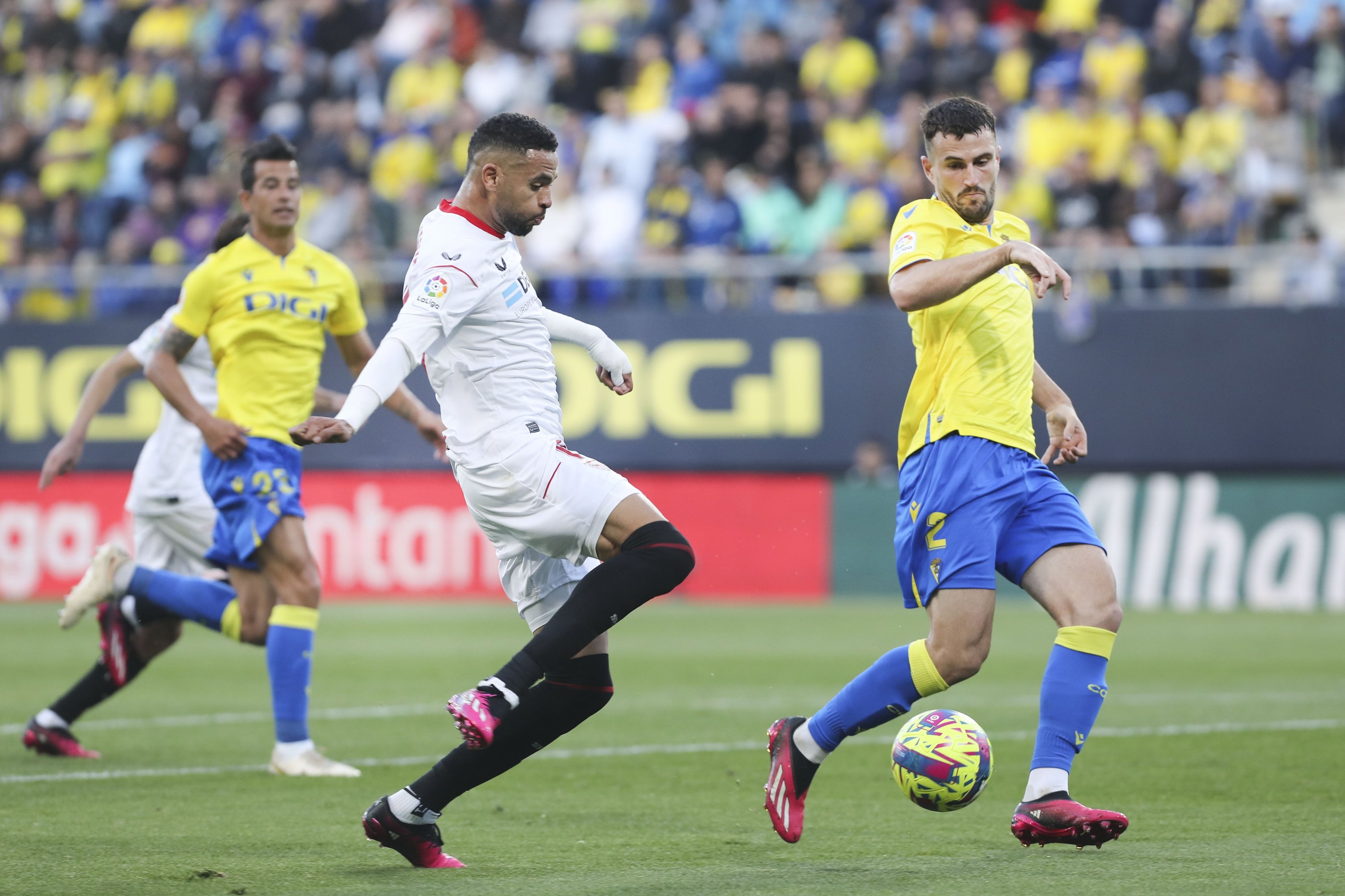 Penyerang Sevilla Youssef En-Nesyri (Kiri) mencetak skor 0-2 saat La Liga melawan Cadiz CF di Stadion Nuevo Mirandilla, Cadiz, Andalusia, Spanyol, 1 April 2023. (Foto EPA)