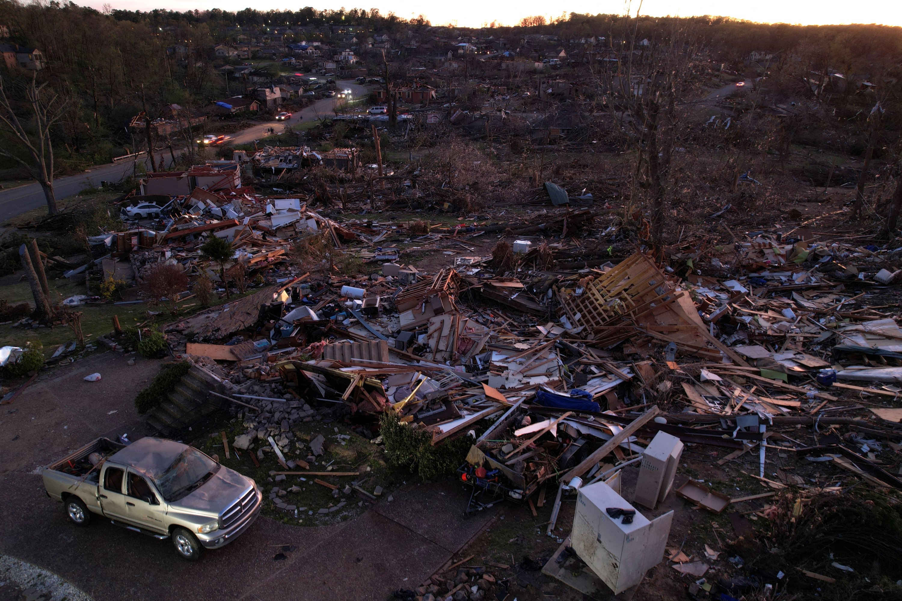 Pemandangan udara dari rumah-rumah yang hancur setelah tornado di Little Rock, Arkansas, AS, 1 April 2023. (Foto Reuters)
