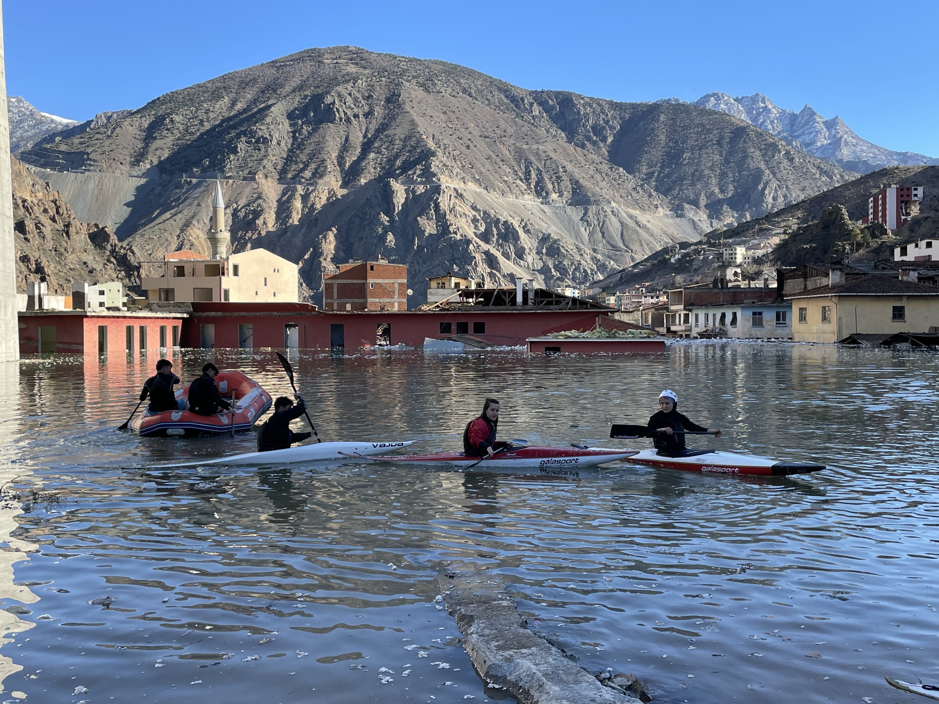 Atlet kano di distrik Yusufeli Artvin berlatih di danau bendungan di pusat distrik lama, sebagian besar terendam air dari Bendungan Yusufeli, Artvin, Türkiye timur laut, 3 April 2023. (Foto AA)