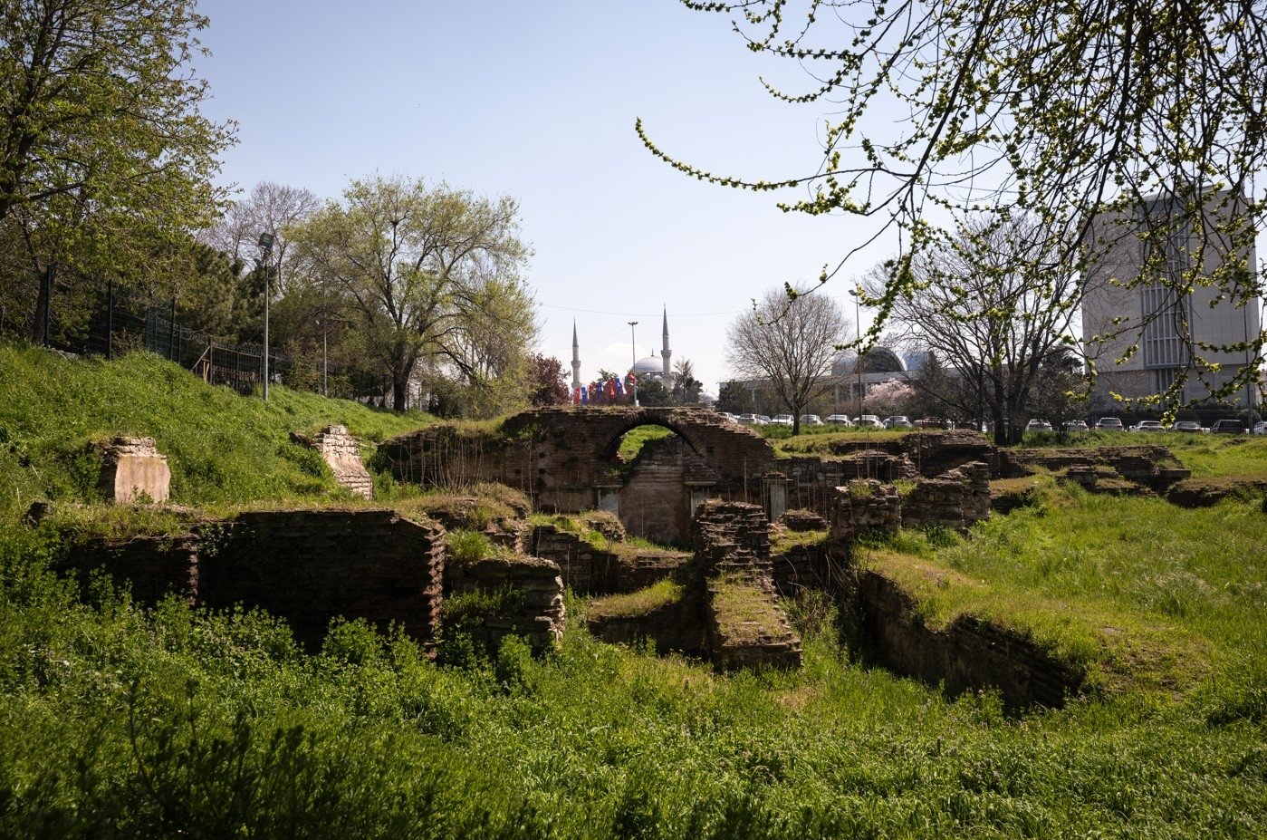Situs arkeologi di Taman Arkeologi Saraçhane di mana Gereja St. Polyeuctus berada, Istanbul, Türkiye, 3 April 2023. (Foto DHA)