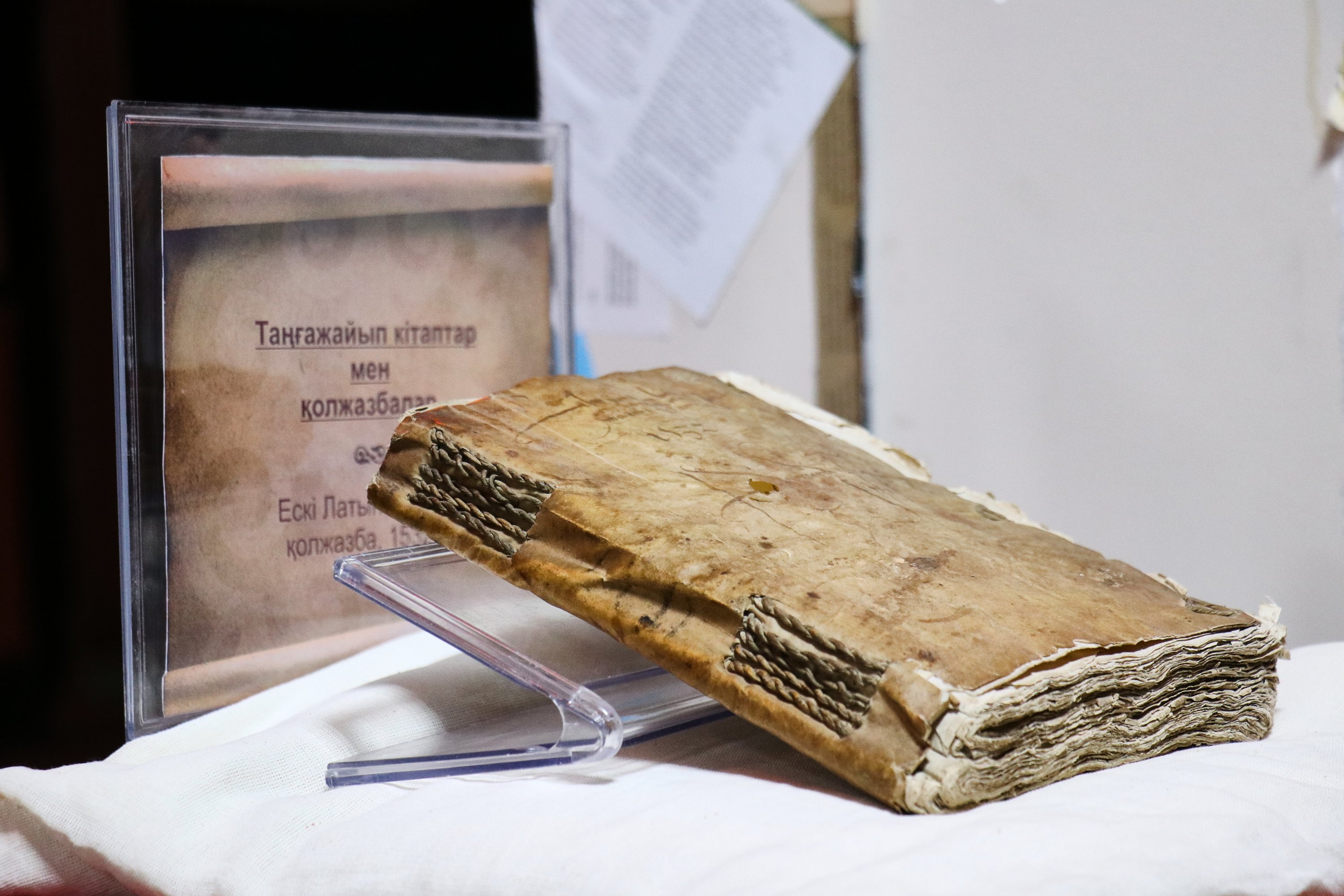 Buku yang ditulis dalam bahasa Latin kuno itu dipajang di Museum Publikasi Langka Perpustakaan Akademik Nasional, Astana, Kazakhstan, 4 April 2023. (Foto AA)