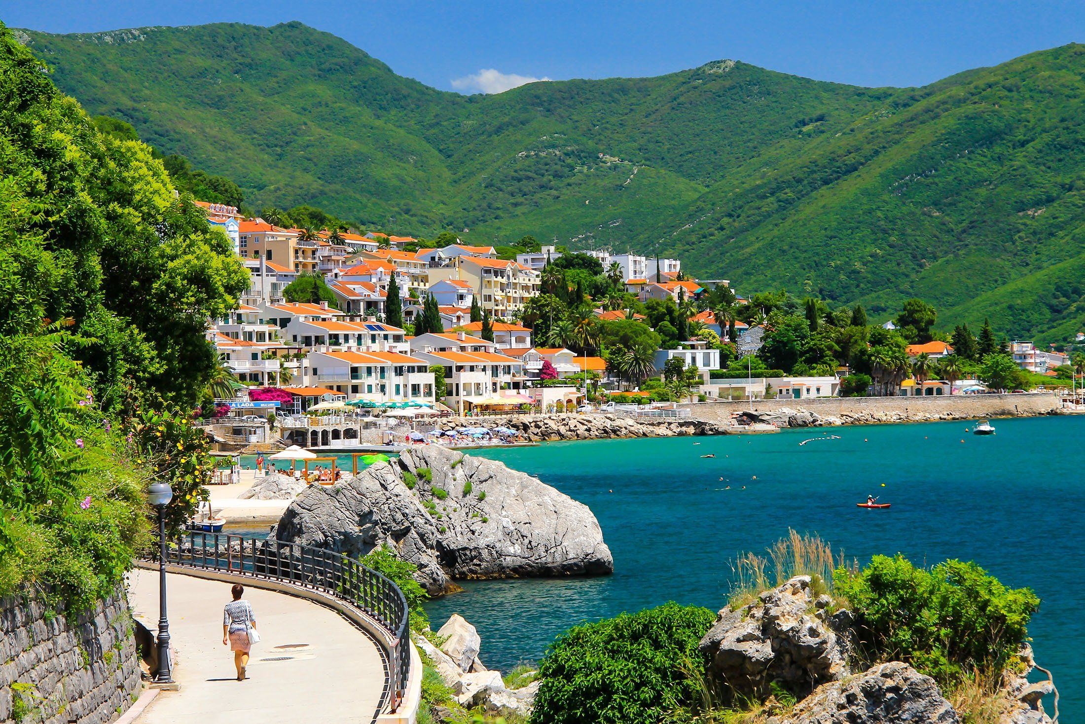Garis pantai dan pegunungan di Herceg Novi, Montenegro.  (Foto Shutterstock)