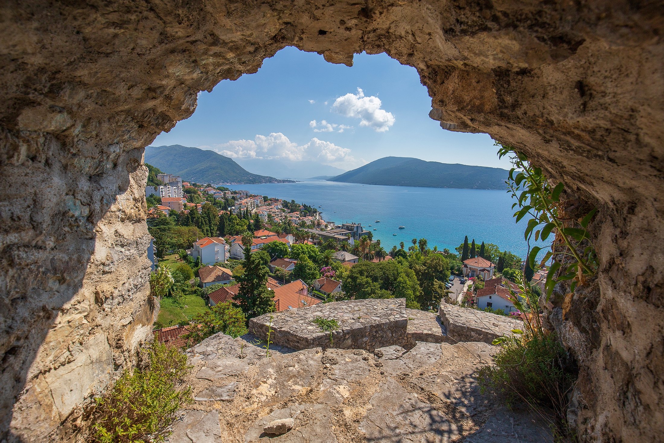 Teluk Kotor dan pantai pegunungan di Herceg Novi, Montenegro.  (Foto Shutterstock)