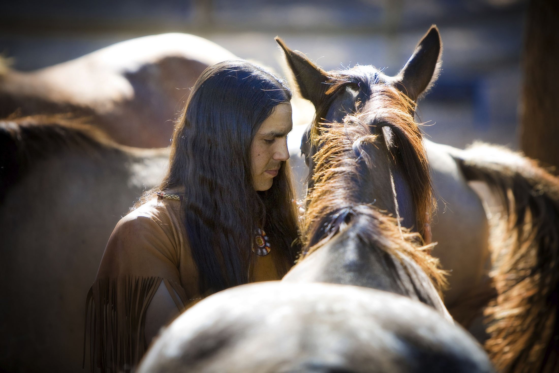Di Sacred Way Sanctuary, He Stalks One menghabiskan waktu dengan seekor kuda, di Alabama, AS, 2021. (Foto AP)