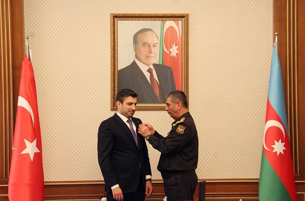 Selçuk Bayraktar menerima medali 'Untuk Layanan di Bidang Kerja Sama Militer' dari Menteri Pertahanan Azerbaijan Zakir Hasanov, Baku, Azerbaijan, 3 April 2023. (Foto DHA)