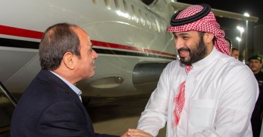 Saudi Crown Prince Mohammed bin Salman (R) welcomes Egypt's President Abdel-Fattah el-Sissi in Jeddah, Saudi Arabia, April 2, 2023. (AFP Photo)