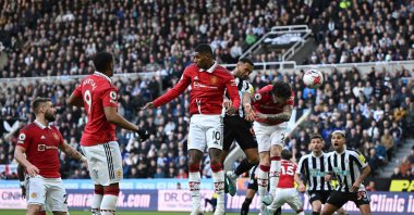 Newcastle United&#039;s English striker Callum Wilson (centre right) heads home their second goal during the English Premier League football match against Manchester United at St James&#039; Park, Newcastle-upon-Tyne, UK., April 2, 2023. (AFP Photo)